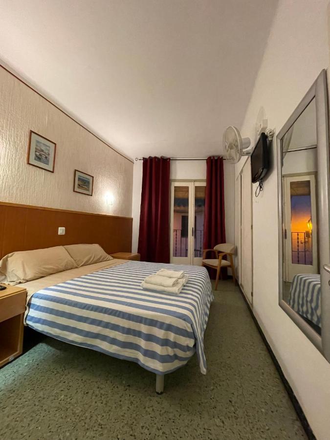 P&R Hostals Maria Rosa Tossa de Mar Bagian luar foto